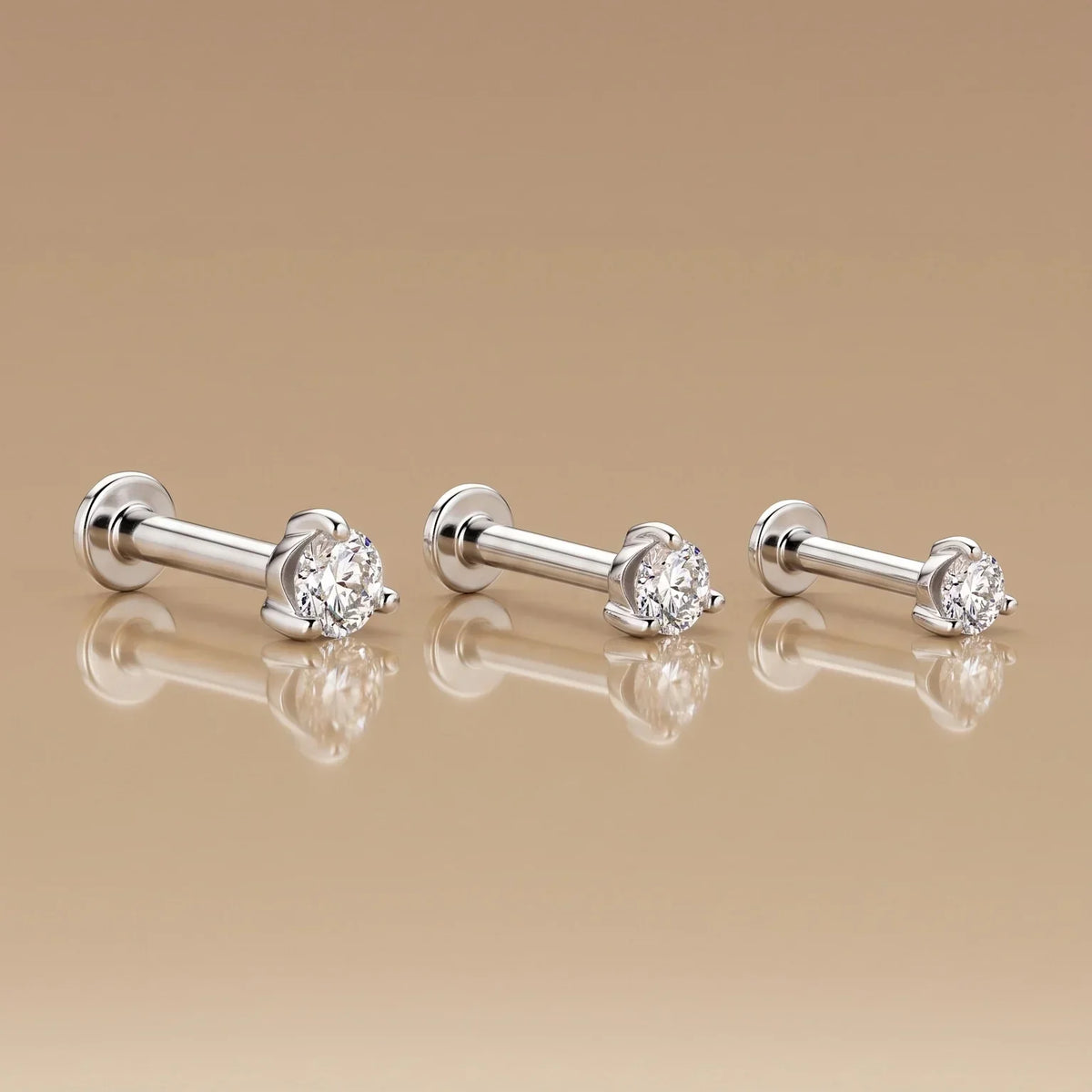 Diamond Dot Piercing in 14 karaat witgoud: de nieuwe essential voor je ear stack