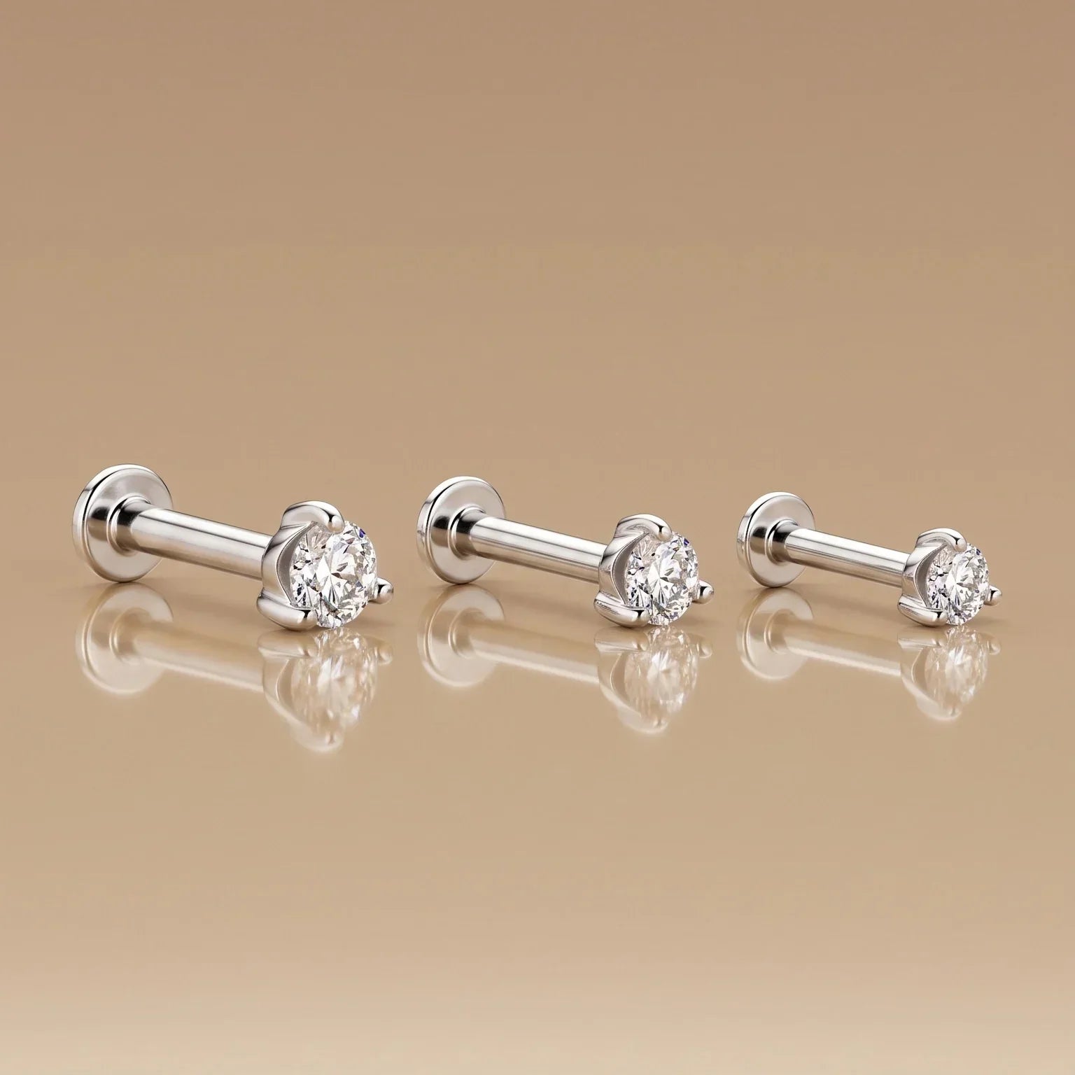 Diamond Dot Piercing in 14 karaat witgoud: de nieuwe essential voor je ear stack