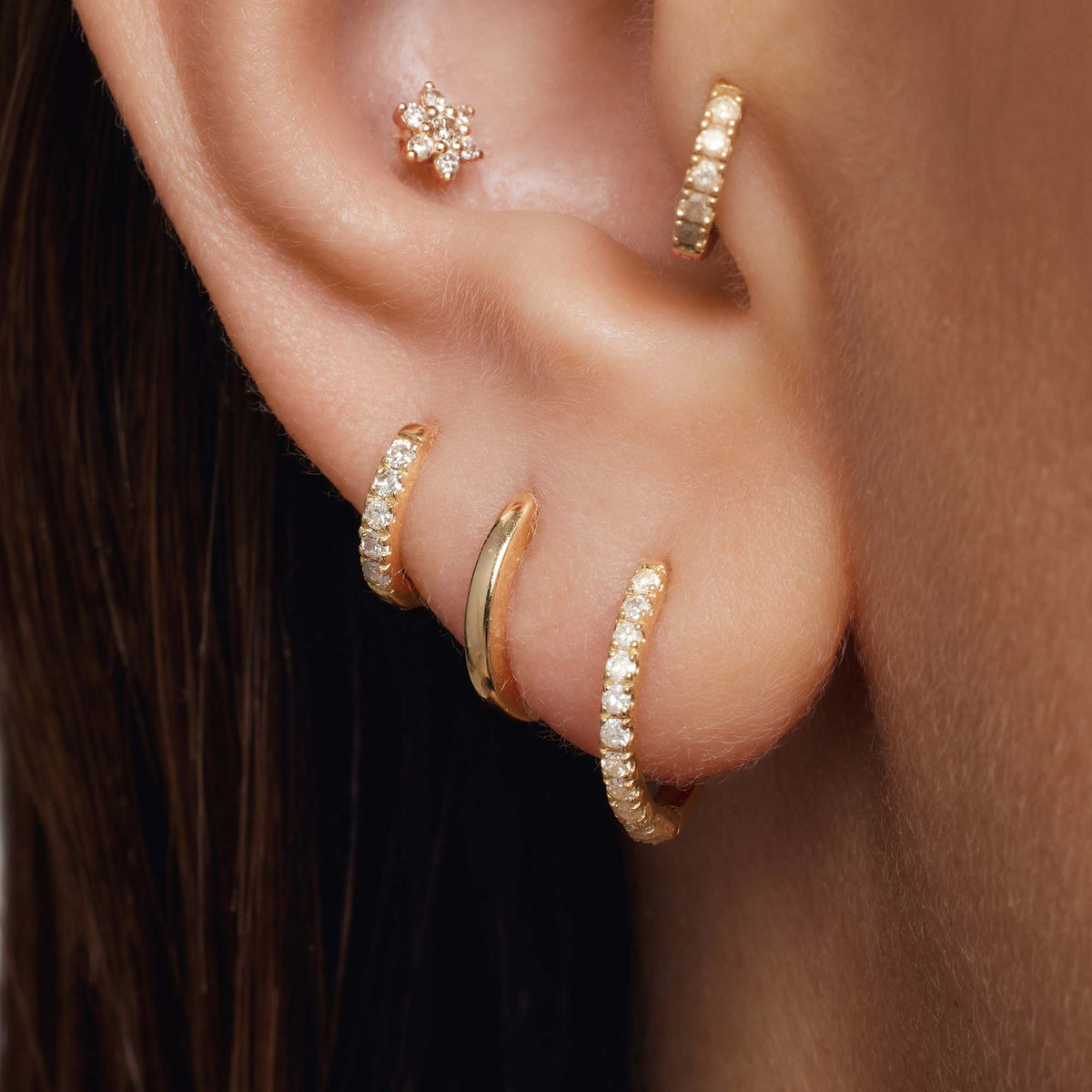 Orecchino Huggie con Diamante Singolo (12mm)
