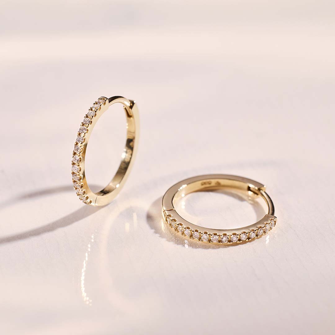 Argola Huggie com Diamante Único (15mm)